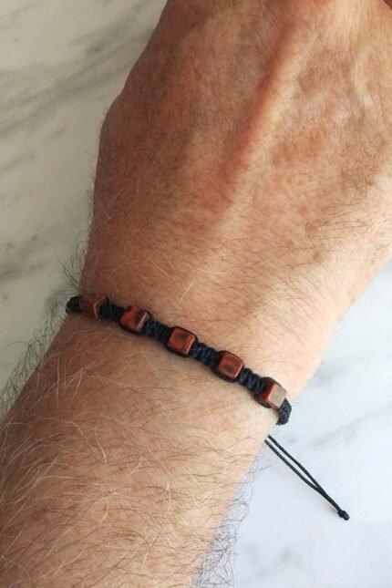 Βραχιόλι αντρικό μαύρο μακραμέ κόκκινοι κεραμικοί κύβοι