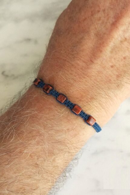 Βραχιόλι αντρικό μπλε μακραμέ κόκκινοι κεραμικοί κύβοι