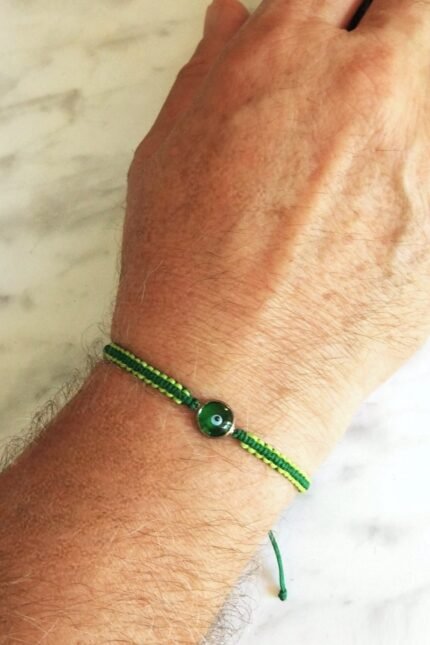 Βραχιόλι αντρικό δίχρωμο πράσινο-λαχανί μακραμέ και ματάκι