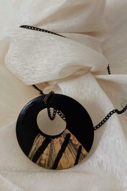 Χειροποίητο κολιέ από ξύλο μαύρο-χρυσό