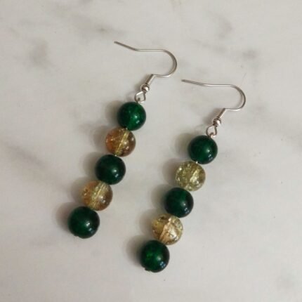 Σκουλαρίκια με πράσινες και μπεζ χάντρες