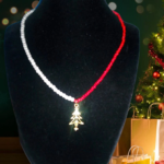 Χειροποιητο Κολιε με λευκες περλες, μπορντοκοκκινες τσεχικες χαντρες και ατσαλινο χρυσο δεντρακι με ζιργκονακια.