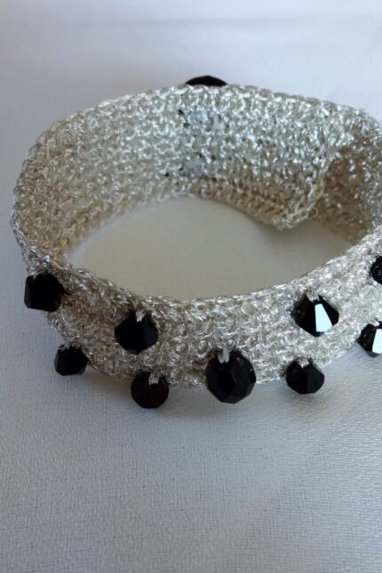 Χειροποίητο πλεκτό βραχιόλι ασημί με μαύρα κρύσταλλα
