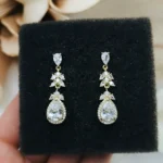 ''AURORA'' Κρεμαστά νυφικά σκουλαρίκια επίχρυσα με ζιργκόν πέτρα