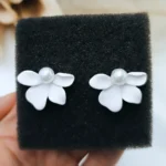 ''LUCY'' Σκουλαρίκια λευκά ροδοπέταλα λουλούδι με πέρλα