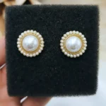 Round earrings with pearls