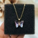 Κρυστάλλινη Πεταλούδα μενταγιόν ιριδίζον μωβ με χρυσή αλυσίδα