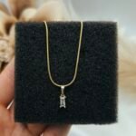 Μενταγιόν διακριτικό με λευκή πέτρα