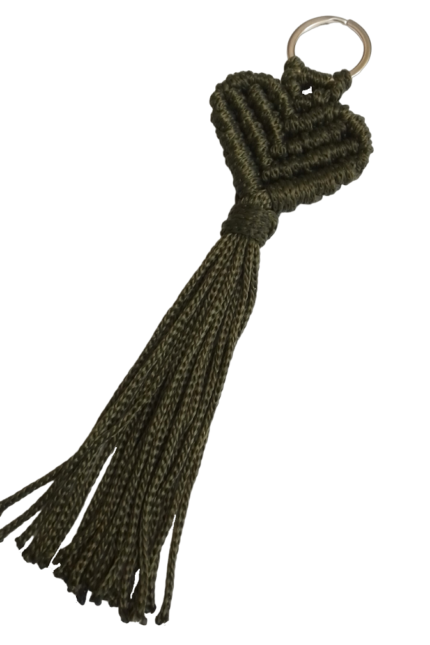 Μπρελόκ καρδιά μακραμέ χακί ασημί κρίκος