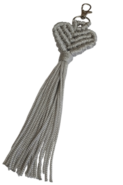 Μπρελόκ καρδιά μακραμέ γκρι ασημί γάντζος