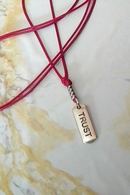 Αντρικό μενταγιόν μπορντώ δερματίνη Trust μεταλλικό