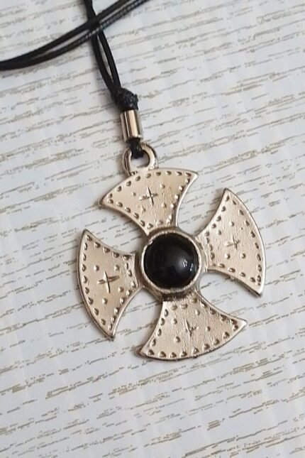 Αντρικό μαύρο μενταγιόν μαλτέζικος σταυρός μαύρη χάντρα