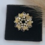 '' Majestique '' Καρφίτσα χρυσή με κρύσταλλα