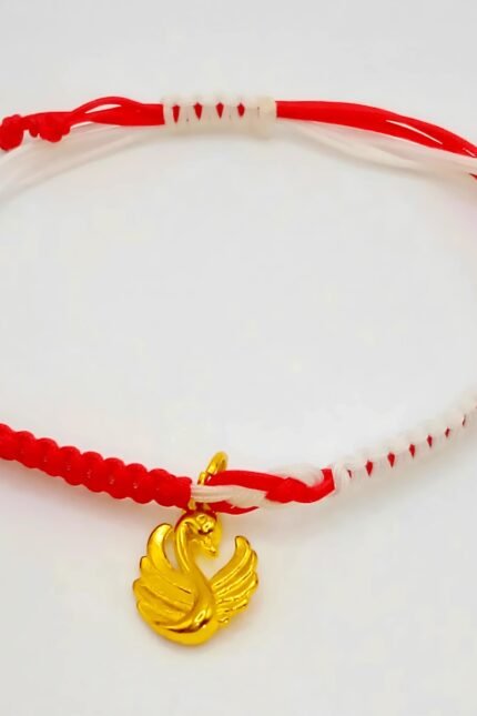 Ξεχωριστό, γυναικείο μαρτάκι που μπορεί να φορεθεί επίσης και ως ματάκι ή ένα ιδιαίτερο μακραμέ βραχιόλι καθ' όλη την διάρκεια του χρόνου. Πλεγμένο από δύο νήματα του 1mm, σε κόκκινο με λευκό που καταλήγουν σε σχέδιο "άπειρο" στο κέντρο του βραχιολιού. Σ' αυτό το σημείο ακριβώς έχει προστεθεί κρεμαστό στοιχείο "κύκνος" σε χρυσό χρώμα. Το σχέδιο ολοκληρώνεται με ματόχαντρο, περασμένο στο πλάι του βραχιολιού. Με αυξομειούμενο κλείσιμο ώστε να ταιριάζει σε κάθε καρπό.