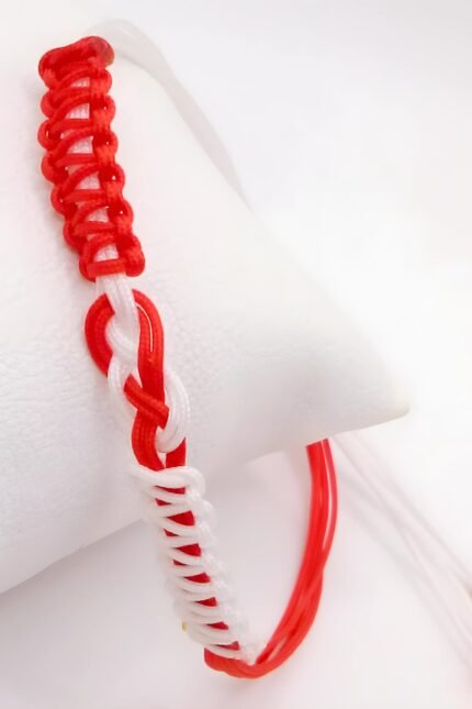 Ένας ξεχωριστός Μάρτης για όλους, που κάλλιστα μπορείτε να τον φορέσετε και ως μακραμέ βραχιόλι όλο το χρόνο. Πλεγμένο από δύο νήματα του 1mm, σε κόκκινο με λευκό που καταλήγουν σε σχέδιο "άπειρο" στο κέντρο του βραχιολιού. Με αυξομειούμενο κλείσιμο ώστε να ταιριάζει σε κάθε καρπό.