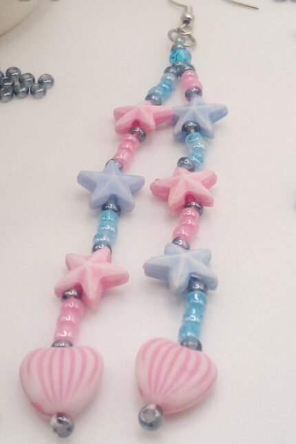 Μακριά κρεμαστά καλοκαιρινά σκουλαρίκια σε συνδυασμό ροζ με γαλάζιο, με ιριδίζουσες γυάλινες χάντρες και ακρυλικά αστεράκια και καρδιές.