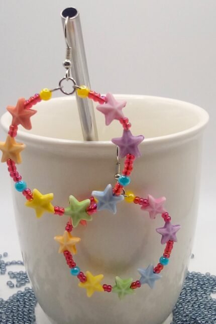 Σκουλαρίκια κρίκοι με γυάλινες ιριδίζουσες κόκκινες χάντρες ψείρες και ακρυλικά αστέρια στα χρώματα του ουράνιου τόξου.