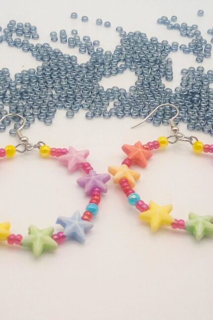 Σκουλαρίκια κρίκοι με γυάλινες ιριδίζουσες κόκκινες χάντρες ψείρες και ακρυλικά αστέρια στα χρώματα του ουράνιου τόξου.