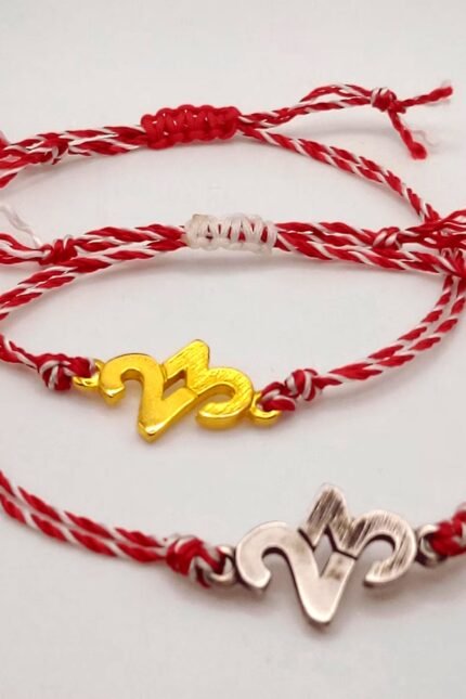 Μαρτάκι με στοιχείο "23" από ανοξείδωτο ατσάλι σε χρυσό ή ασημί χρώμα. Με αυξομειούμενο κλείσιμο ώστε να ταιριάζει σε κάθε καρπό. Σε δύο standard μεγέθη, ανδρικό και γυναικείο, αλλά μπορεί να γίνει στο ακριβές μέγεθος που θέλετε.