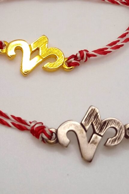 Μαρτάκι με στοιχείο "23" από ανοξείδωτο ατσάλι σε χρυσό ή ασημί χρώμα. Με αυξομειούμενο κλείσιμο ώστε να ταιριάζει σε κάθε καρπό. Σε δύο standard μεγέθη, ανδρικό και γυναικείο, αλλά μπορεί να γίνει στο ακριβές μέγεθος που θέλετε.