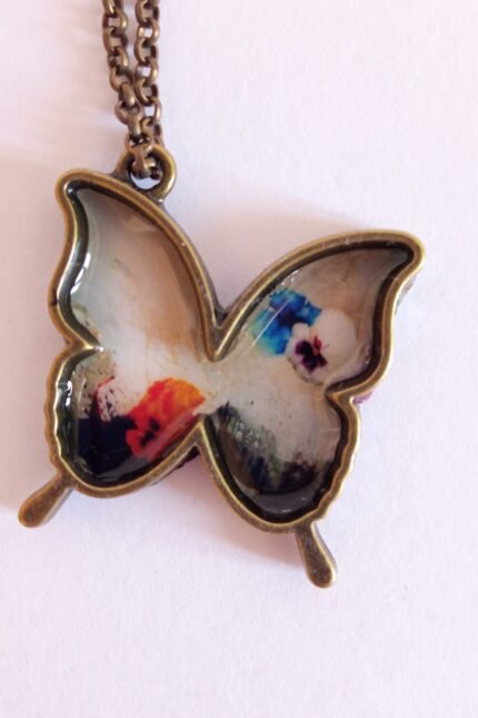 Χειροποίητο κολιέ με υγρό γυαλί πεταλούδα