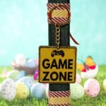 Πασχαλινή λαμπάδα με ξύλινο μπρελόκ game zone - Image 2