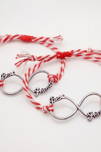 Μαρτάκια φτιαγμένα από διπλό, στριφτό μαρτιάτικο νήμα 1.5mm που καταλήγει σε ατσάλινο στοιχείο σε σχήμα "άπειρο" (40mm x 20mm). Πάνω σε αυτό είναι σχεδιασμένες οι λέξεις "Best Friends". Με αυξομειούμενο κλείσιμο ώστε να ταιριάζει σε κάθε καρπό.