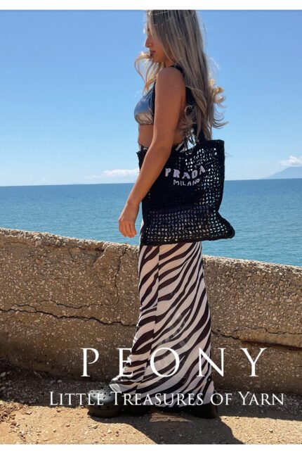 μαύρη χειροποίητη τσάντα από raffia τύπου Prada, σε παραθαλάσσιο φόντο – PEONY καλοκαιρινό αξεσουάρ