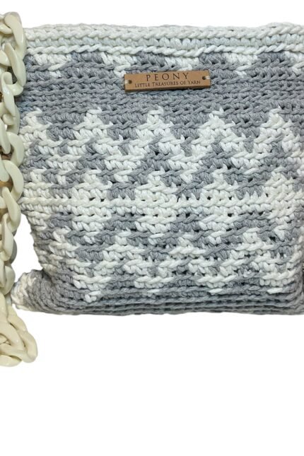 Χειροποίητη πλεκτή τσάντα γκρι & λευκή με κοκάλινη αλυσίδα – Boho chic crochet handbag