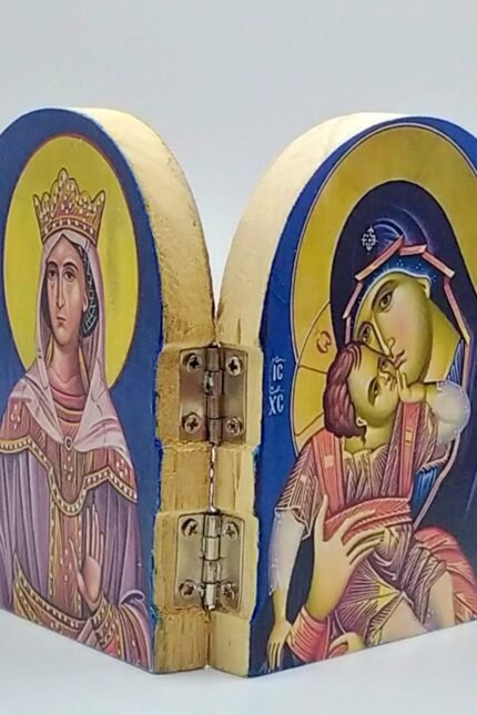 Ξύλινο δίπτυχο με την εικόνα της Παναγίας στην μπροστινή όψη και την Αγία Ελένη στην πίσω. Εσωτερικά, στην αριστερή επιφάνεια έχουμε ευχές ενώ στην δεξιά φωτογραφία των αγαπημένων παππούδων. 