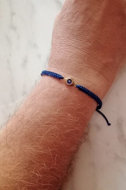 Βραχιόλι αντρικό μπλε μακραμέ και χρυσαφί ματάκι