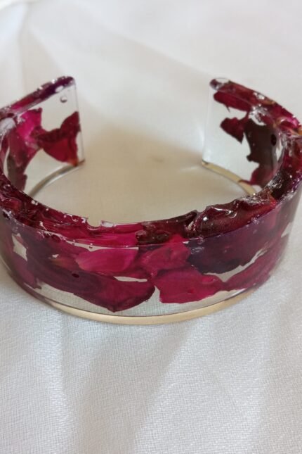 Χειροποίητο βραχιόλι με υγρό γυαλί και ροδοπέταλα