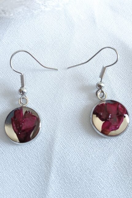 Χειροποίητα κρεμαστά ατσάλινα σκουλαρίκια με υγρό γυαλί και ροδοπέταλα