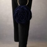 Χειροποίητη πλεκτή τσάντα σε σχήμα λουλουδιού με χρυσή χειρολαβή – σκούρο μπλε