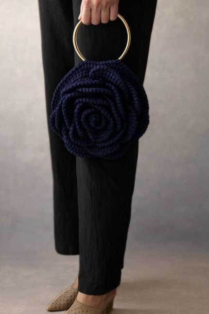 Χειροποίητη πλεκτή τσάντα σε σχήμα λουλουδιού με χρυσή χειρολαβή – σκούρο μπλε