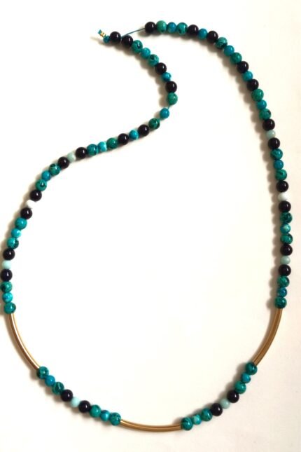 Χειροποίητο κολιέ με ημιπολύτιμες πέτρες χαολίτη σε μπλε αποχρώσεις και ατσάλι