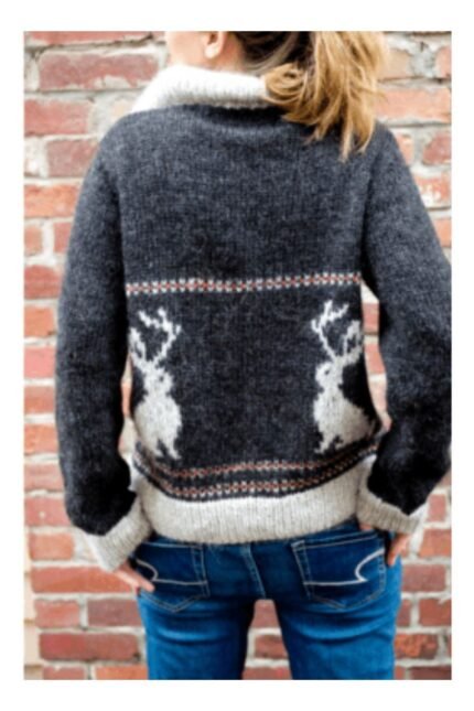 Πλεκτό πουλόβερ με φαρδιά γραμμή και εντυπωσιακό μοτίβο jackalope στην πλάτη, φορεμένο από γυναίκα μπροστά σε τούβλινο τοίχο.