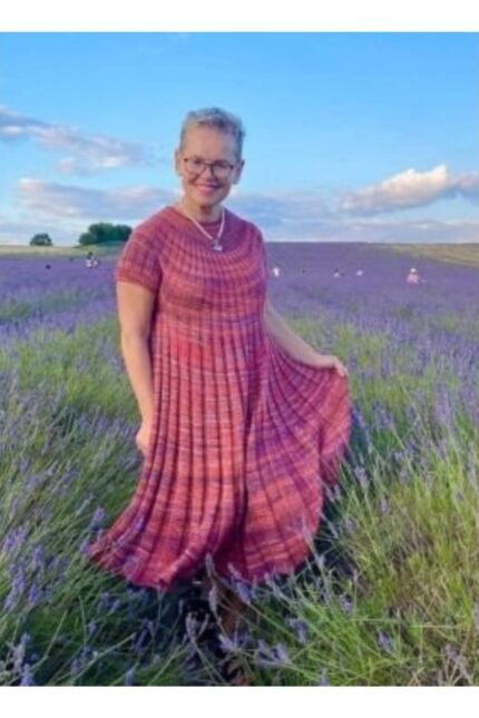 Πατρόν για χειροποίητο πλεκτό φόρεμα rib με ριχτή swing γραμμή, κοντά μανίκια και νήμα σε αποχρώσεις κόκκινου–ροζ, ιδανικό για ανοιξιάτικες εμφανίσεις.