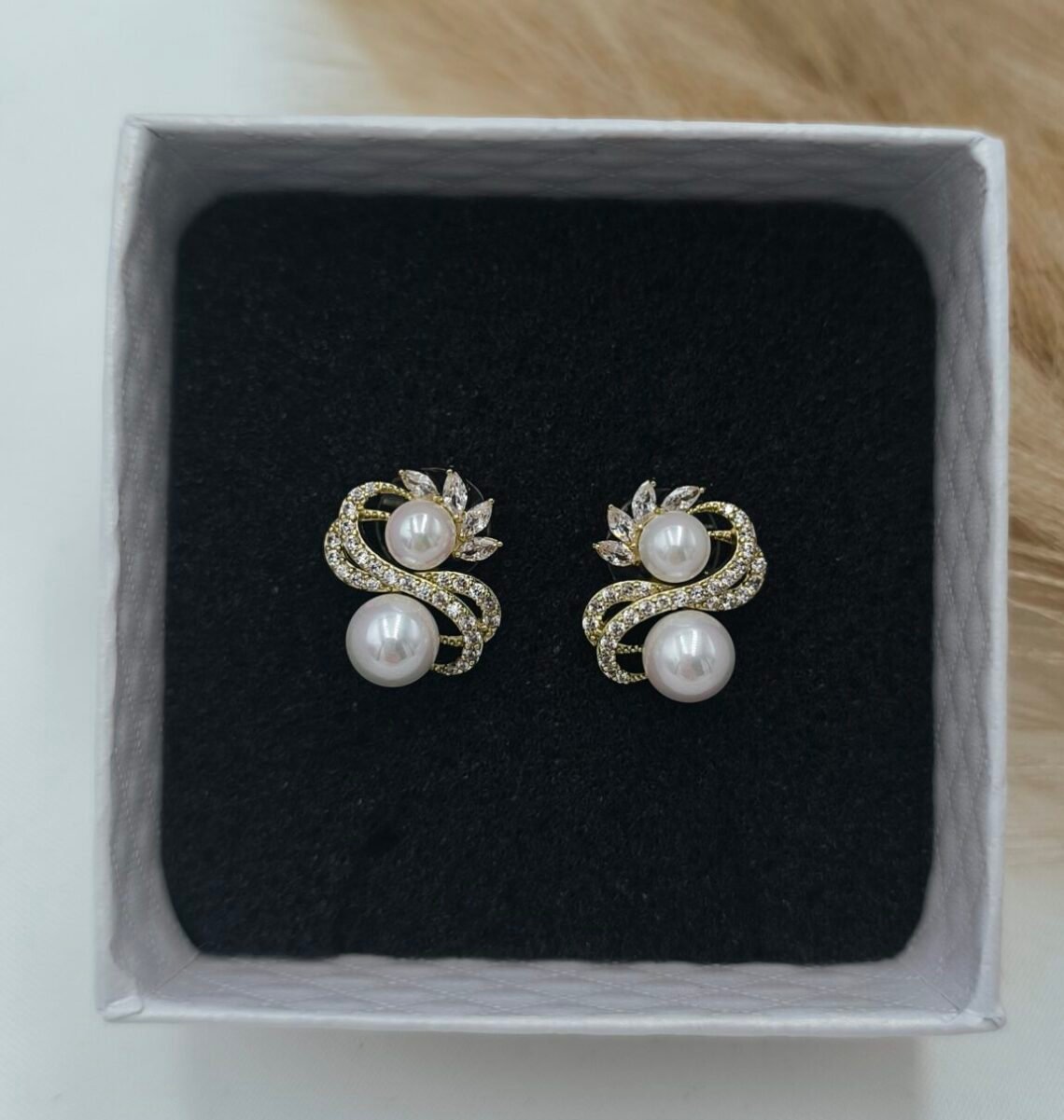 cropped-IMG_20250910_145527-scaled-1.jpg ” Fedra ” Νυφικά σκουλαρίκια με πέρλα επίχρυσα - Image 1