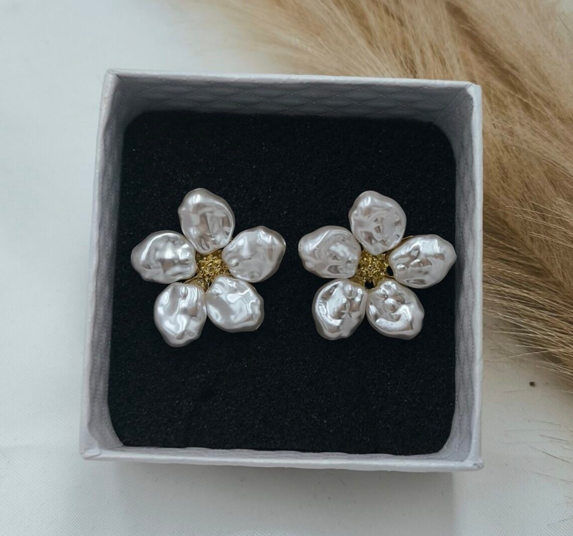 cropped-IMG_20250910_150703-scaled-1.jpg '' Marcelline '' Σκουλαρίκια σε σχήμα λουλουδιού - Image 1