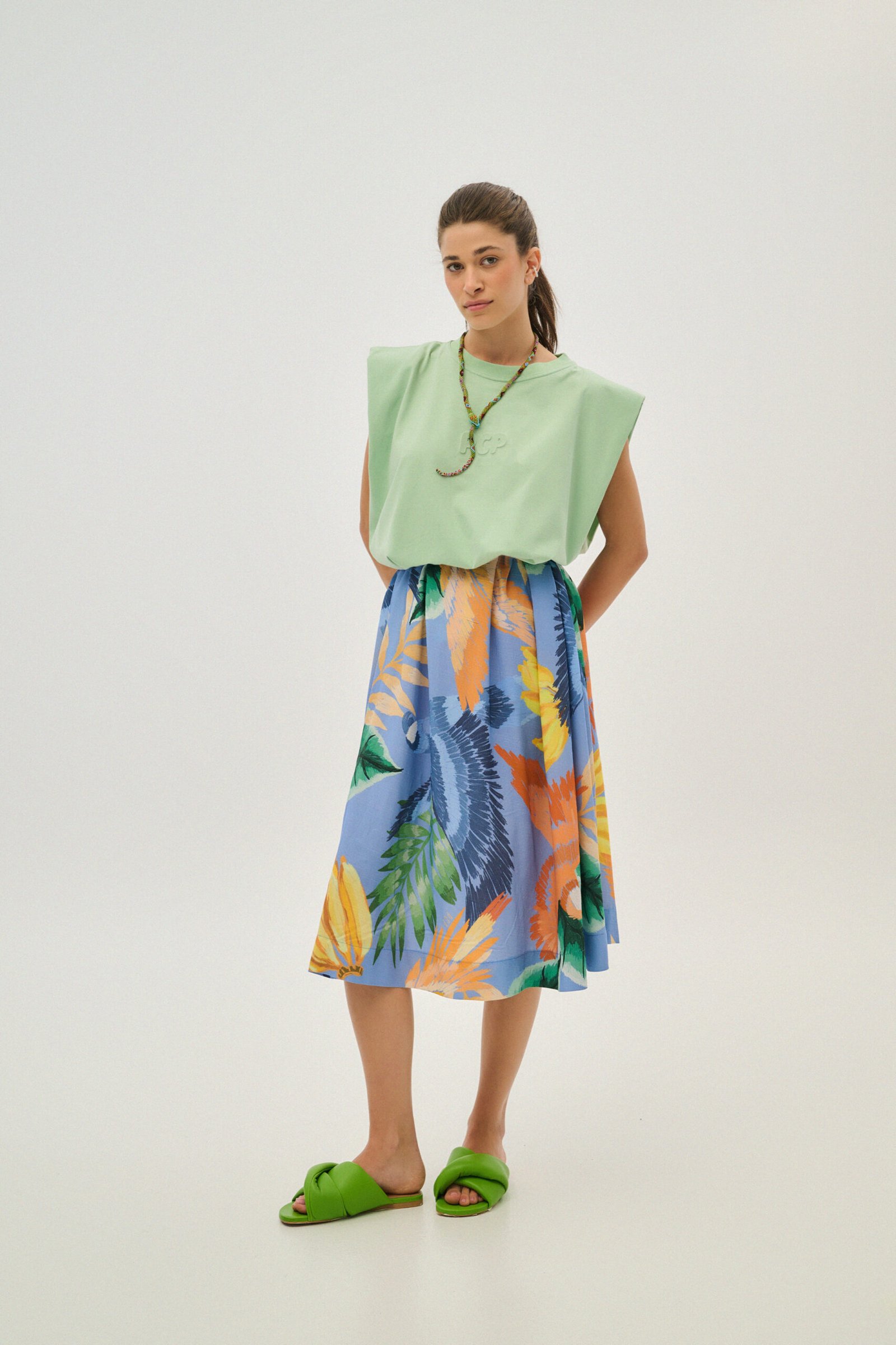 Γυναικεία-φούστε-μίντι-εμπριμέ-Parrot-BABY-BLUE Γυναικεία φούστε μίντι εμπριμέ - Parrot - BABY BLUE