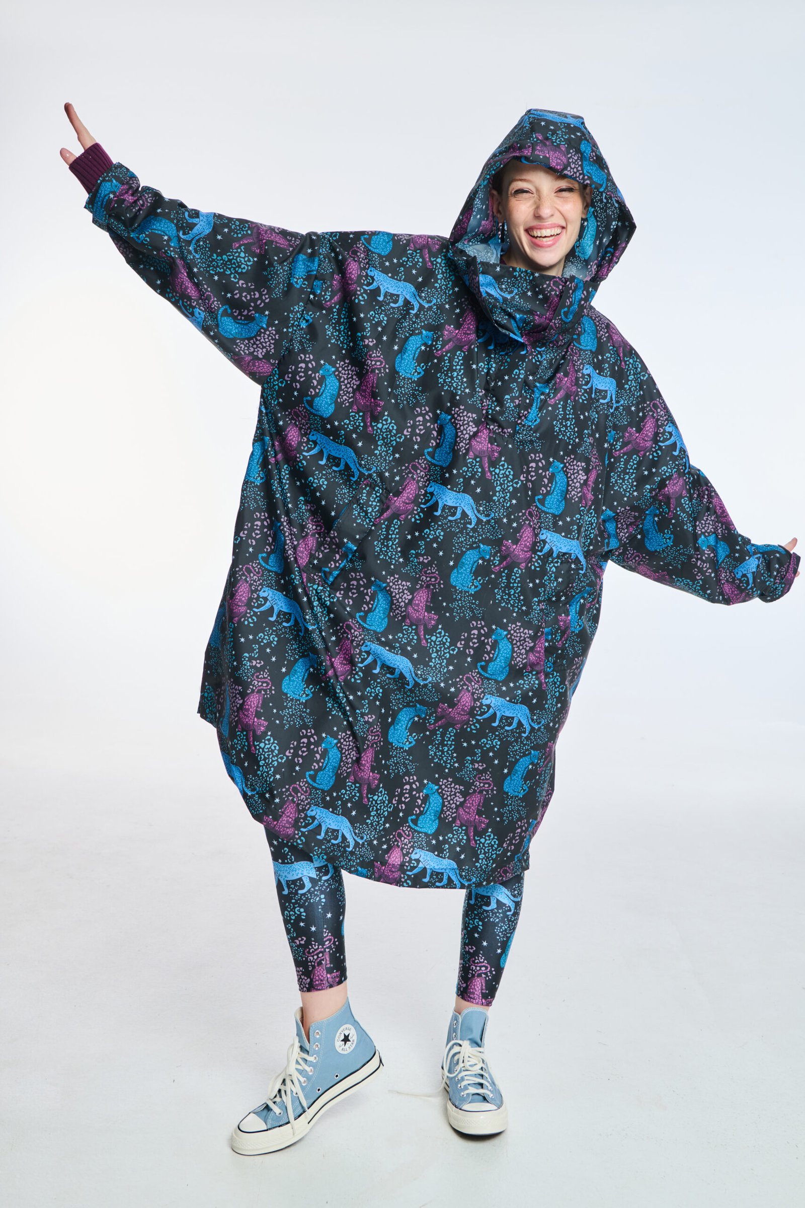 Γυναικείο-αδιάβροχο-με-κουκούλα-και-τσέπη-PETROL Γυναικείο αδιάβροχο με κουκούλα και τσέπη - PETROL