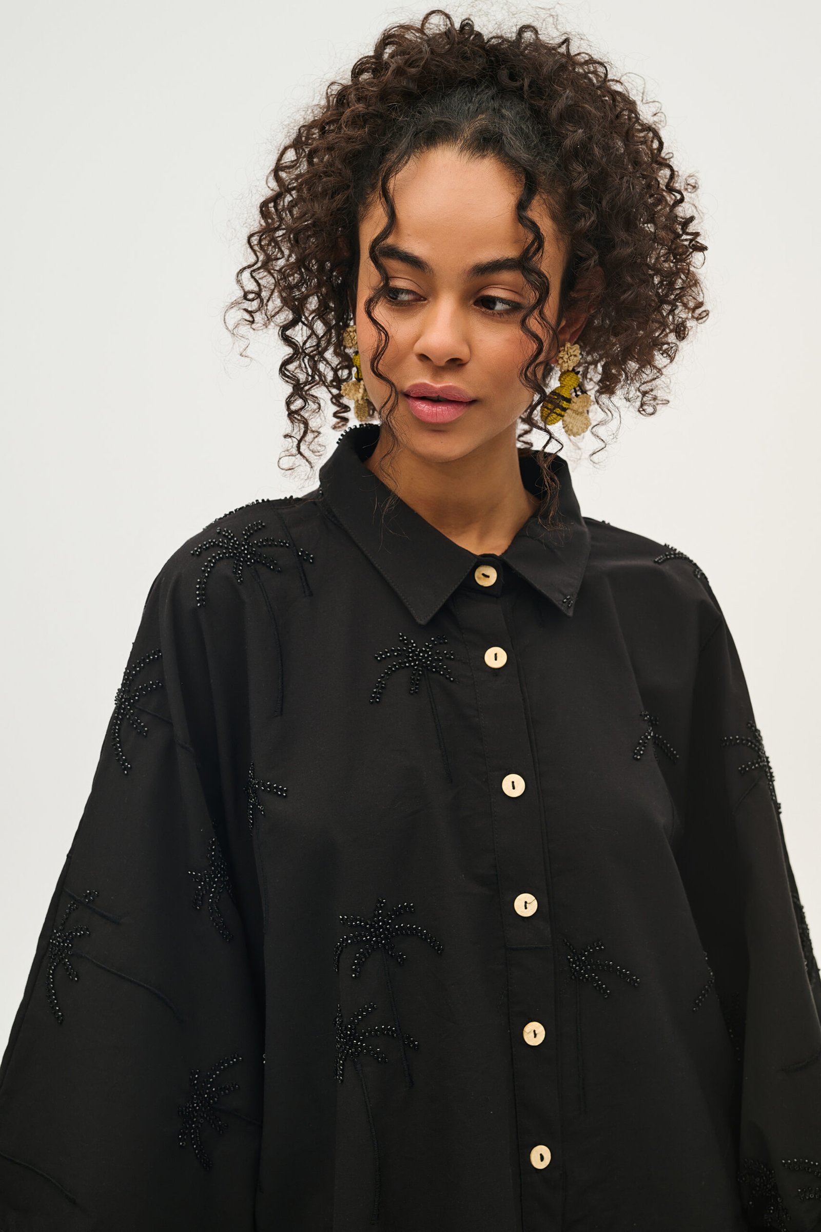 Γυναικείο-πουκάμισο-με-κεντημένες-χάντρες-Rea-BLACK Γυναικείο πουκάμισο με κεντημένες χάντρες - Rea - BLACK