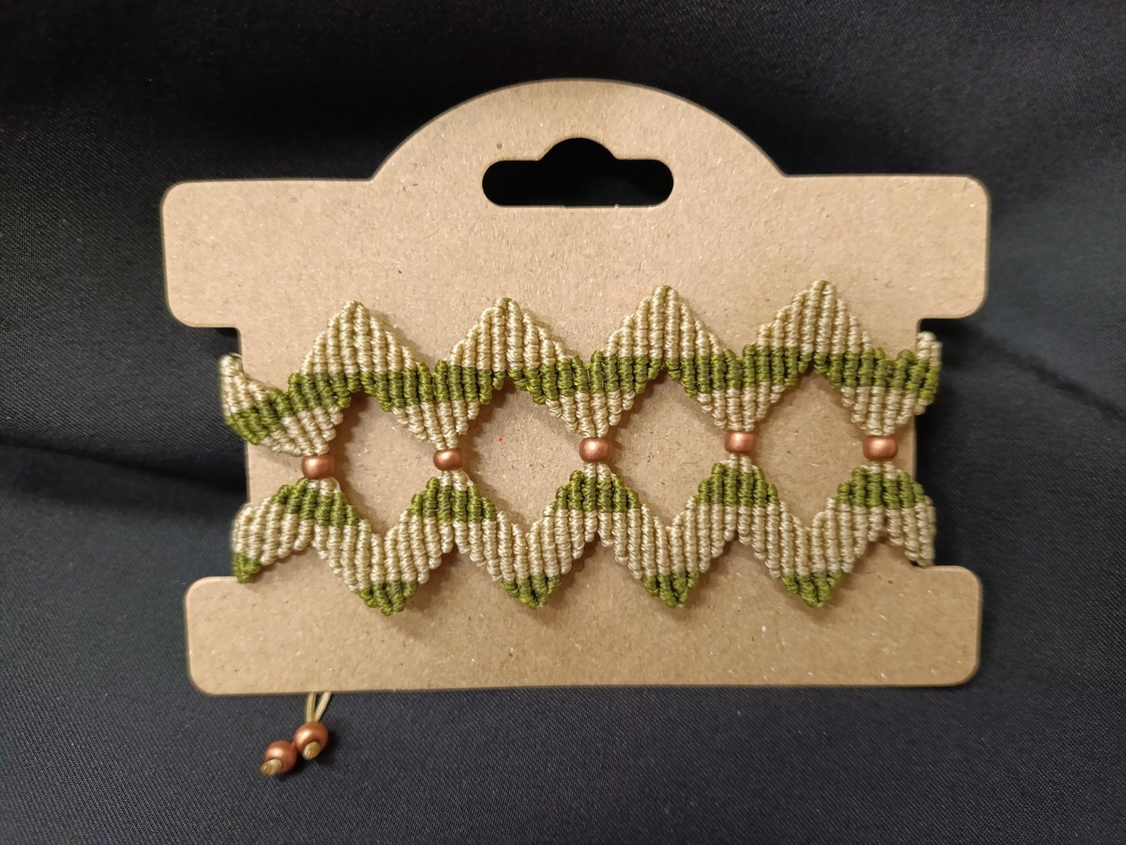 IMG_20251008_135436 Μακραμέ βραχιόλι χεριού ζικ ζακ λαδί μπεζ - Image 1