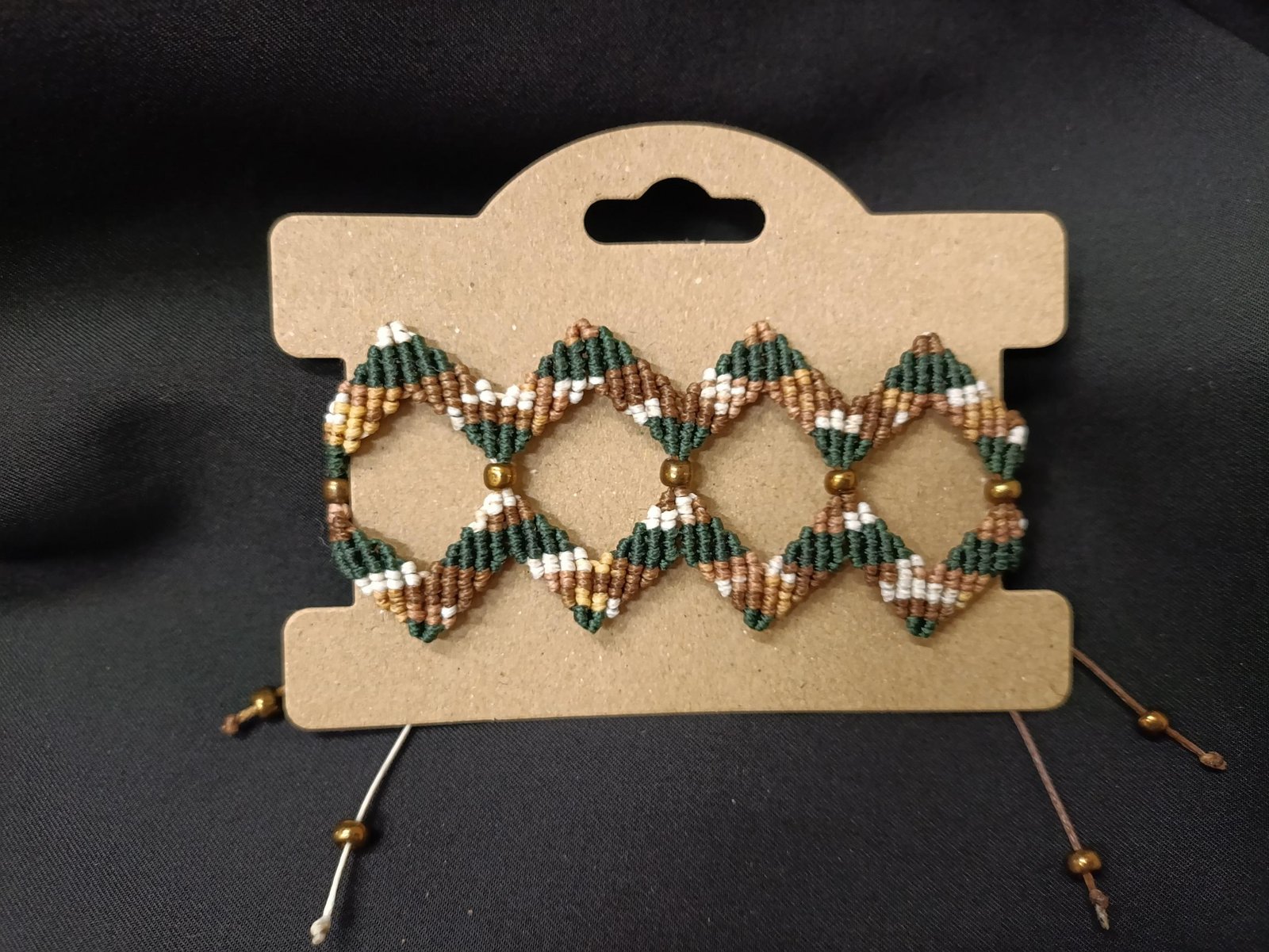 IMG_20251008_141618 Μακραμέ βραχιόλι χεριού ζικ ζακ πράσινο-καφέ-άσπρο - Image 1