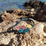 Μακραμέ βραχιόλι ποδιού μπλε-μαύρο με φύλλα χρωματιστά