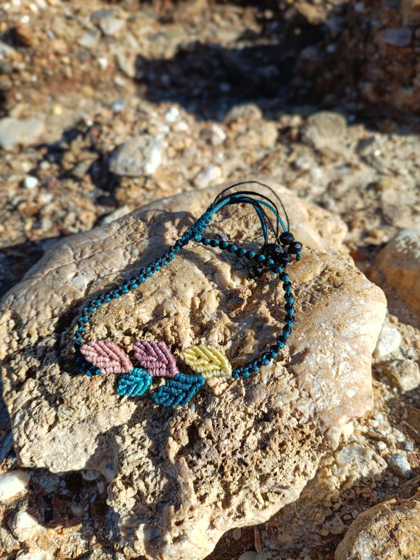 IMG_20251025_113138 Μακραμέ βραχιόλι ποδιού μπλε-μαύρο με φύλλα χρωματιστά - Image 2