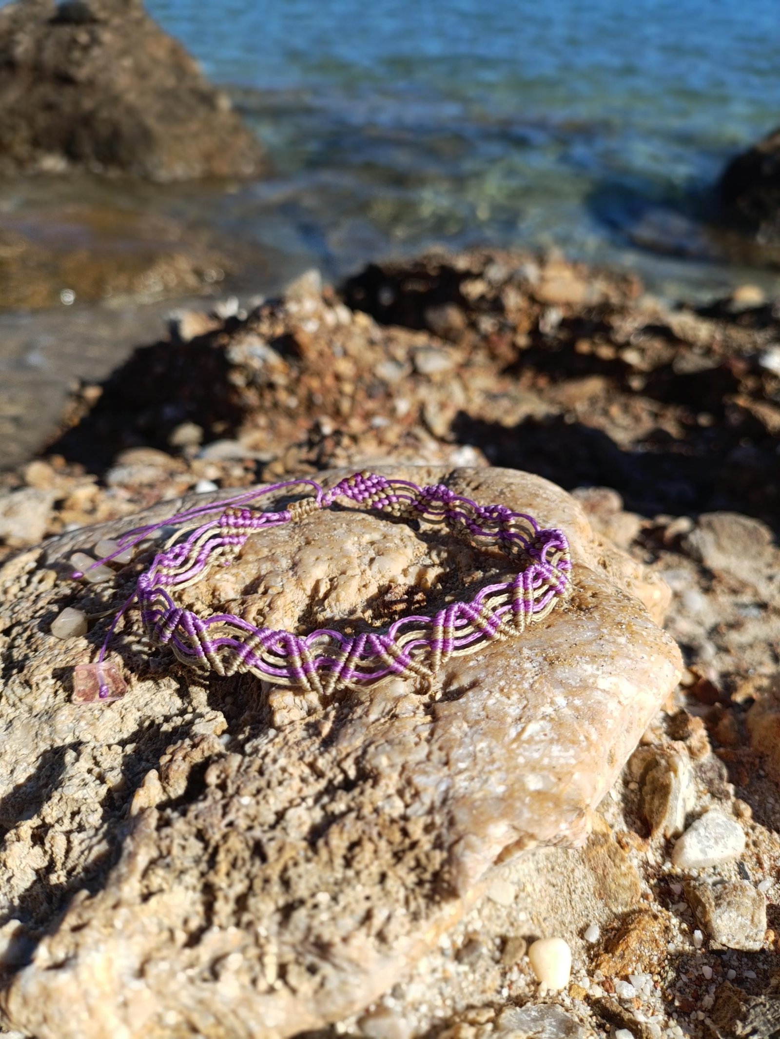 IMG_20251025_113339 Μακραμέ βραχιόλι αστραγάλου μπεζ-μωβ - Image 1