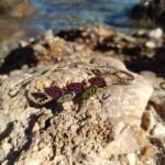 Μακραμέ βραχιόλι ποδιού μπεζ με φύλλα μπεζ-λαδί-μωβ