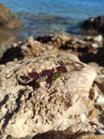 Μακραμέ βραχιόλι ποδιού μπεζ με φύλλα μπεζ-λαδί-μωβ